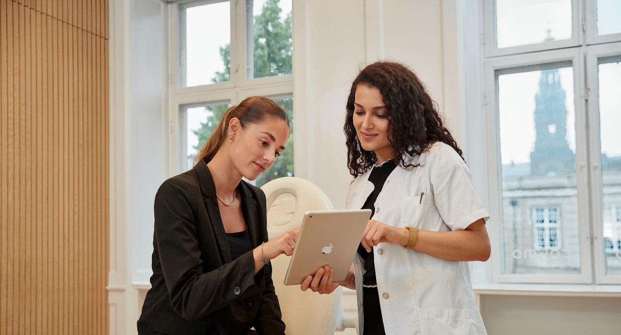 Kosmetolog hos Cosmo Laser København gennemgår laserbehandling med klient.