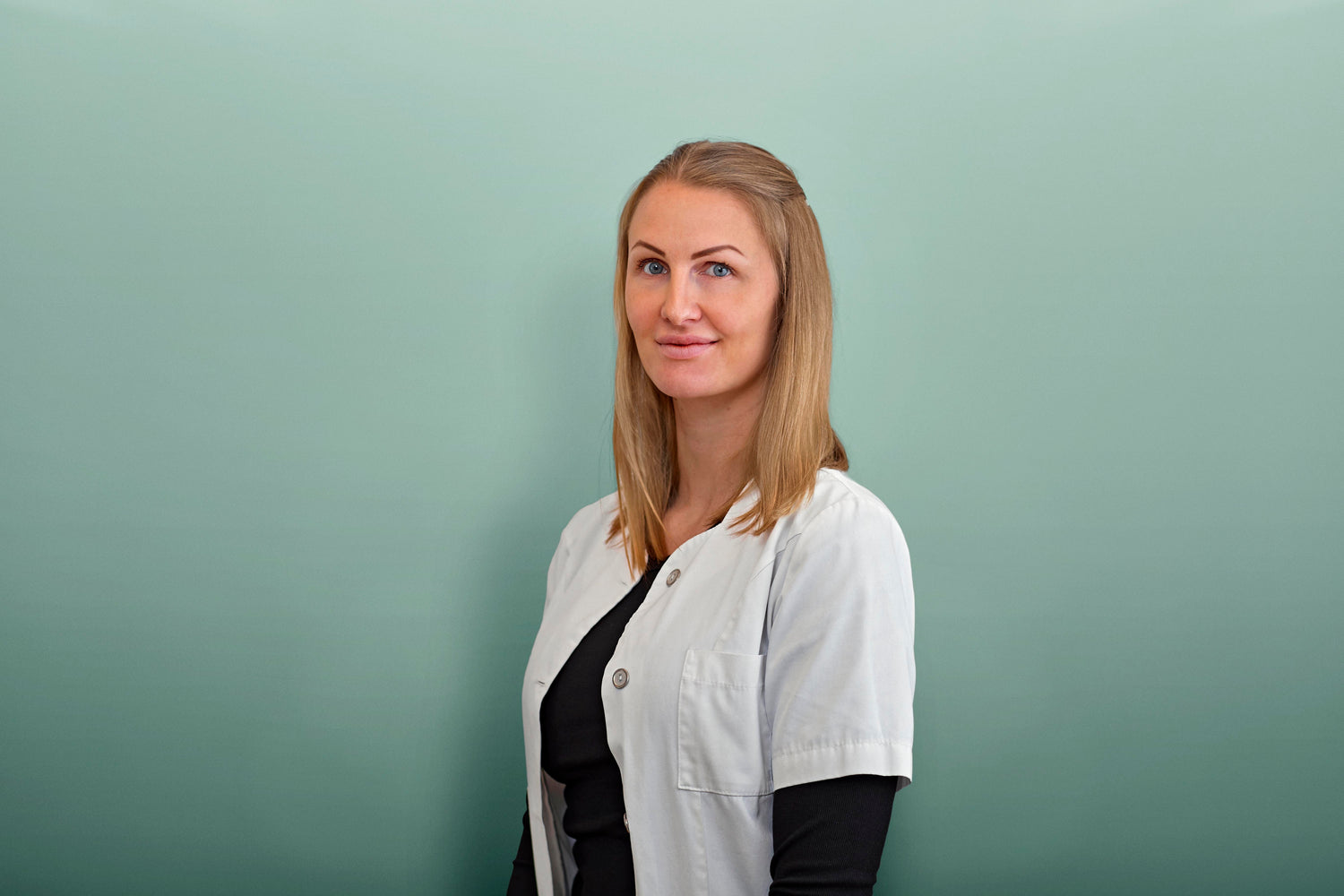 Kosmetisk sygeplejerske Kamilla fra Cosmo Laser København, klar til laserbehandling.