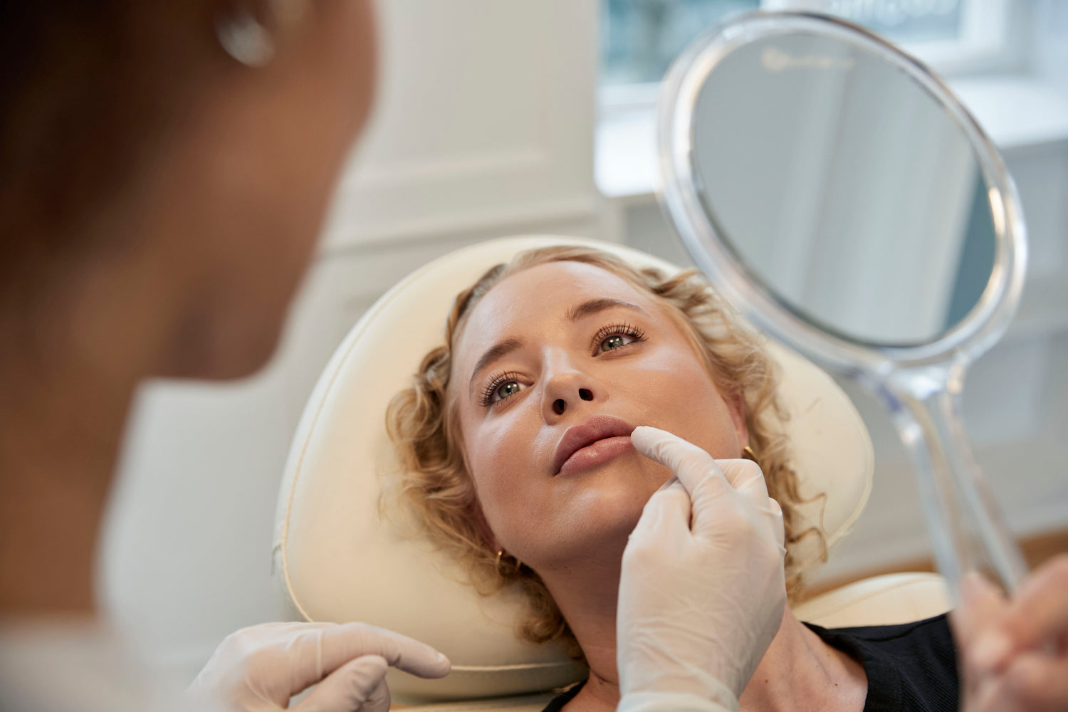 Botoxbehandling hos Cosmo Laser: Kosmetisk sygeplejerske undersøger klientens læber før behandling.