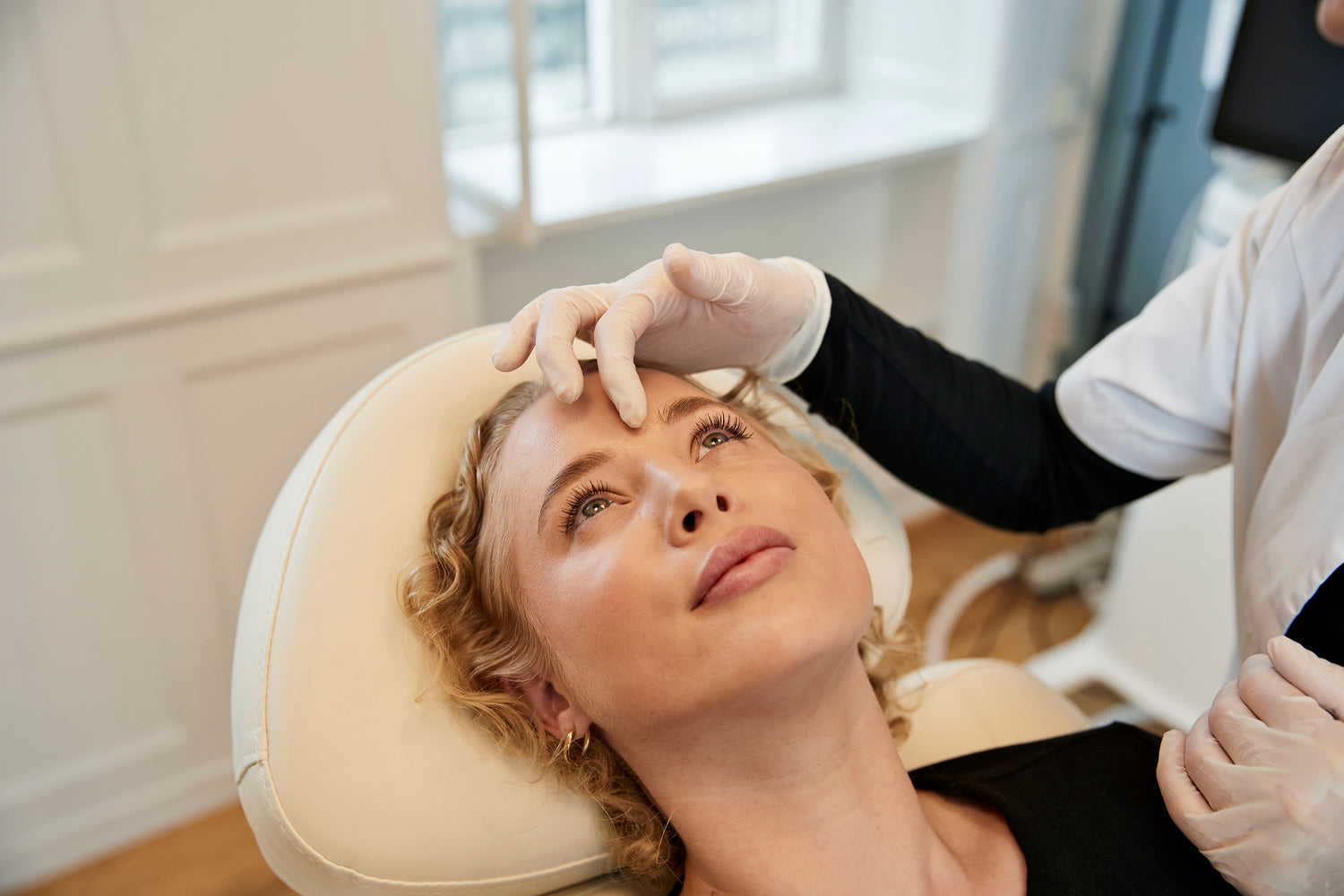 Botox behandling hos Cosmo Laser: Kosmetolog undersøger patient før behandling.