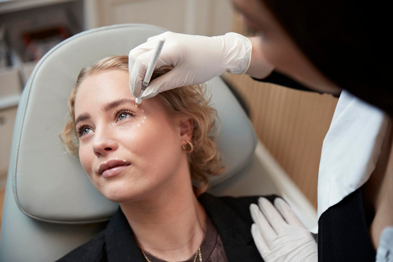 Kvinde får ansigtsbehandling hos Cosmo Laser København.