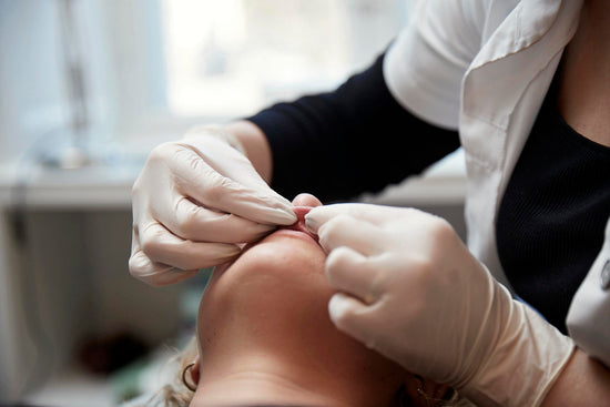 Sygeplejerske udfører Gummysmile behandling med Botox