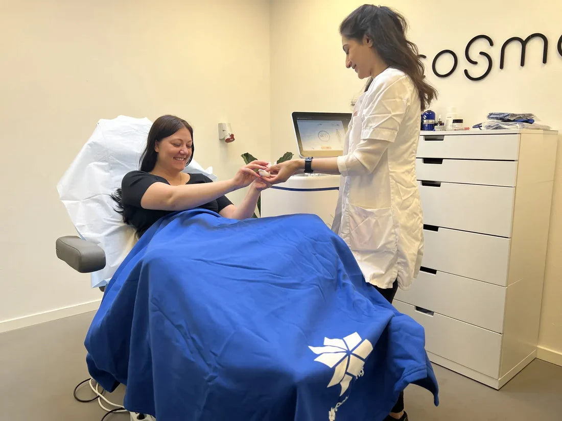 Klient hos Cosmo Laser forberedes til laserbehandling af venlig behandler.