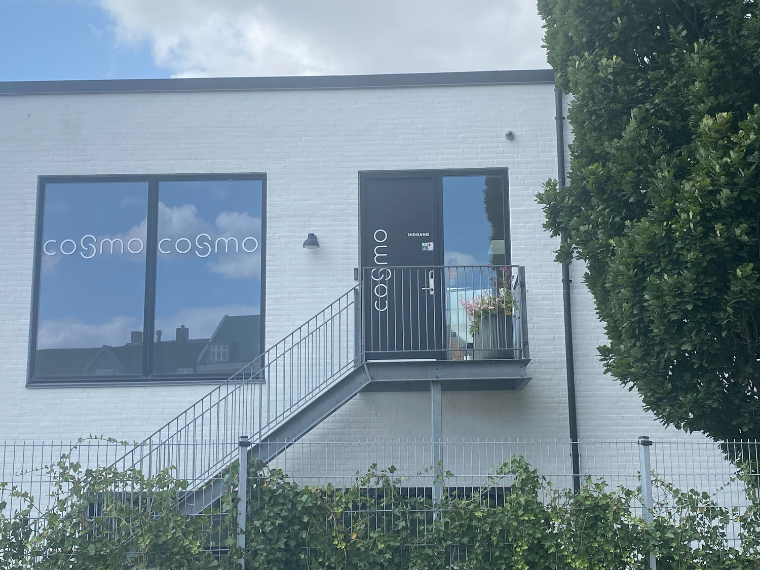 Cosmo Laser klinikken i København. Moderne facade med indgang til laserbehandlinger.