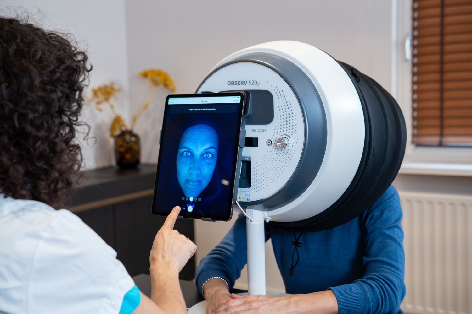 Hudanalyse med Observ 520x hos Cosmo Laser. Kunde får foretaget en hudscanning før laserbehandling.
