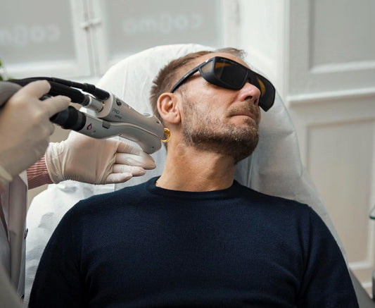 Laserbehandling af nakke hos mand med beskyttelsesbriller. Hårfjerning med laser hos Cosmo Laser.