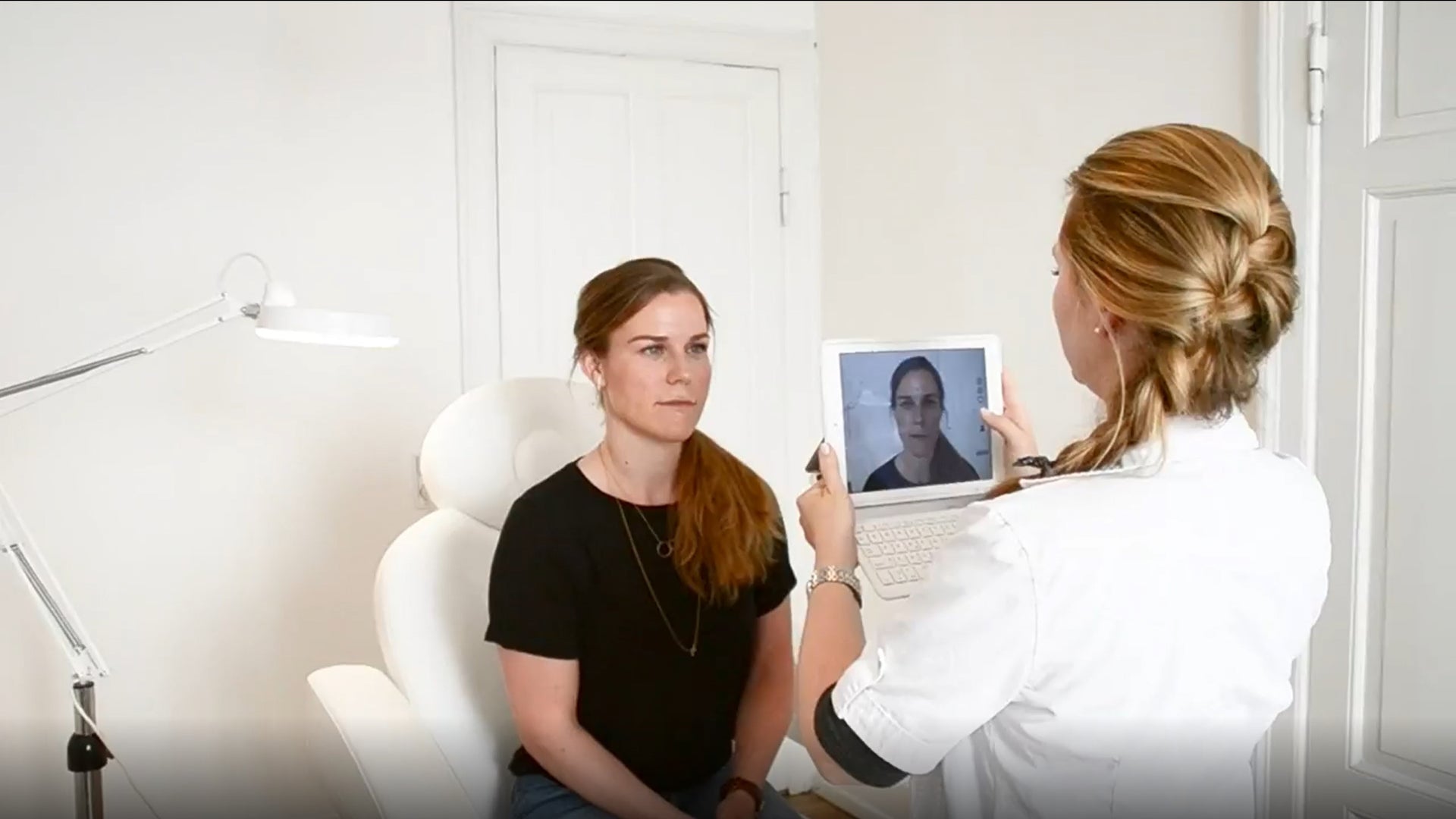 Indlæs video: Kvinde fortæller om sin Botox behandling