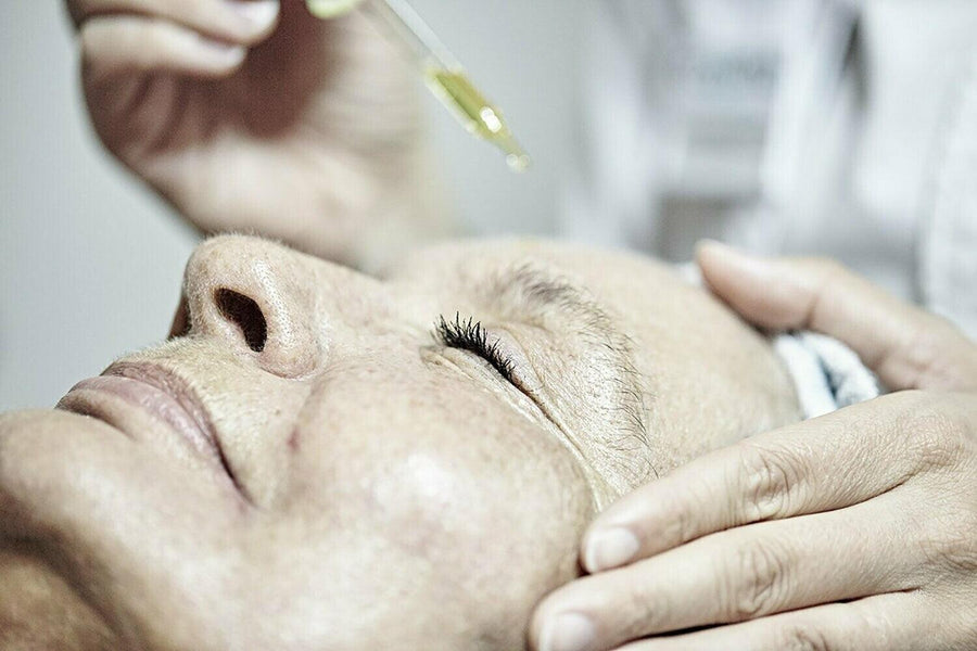 Serum dryppes på huden under en ansigtsbehandling
