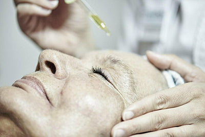 Serum dryppes på huden under en ansigtsbehandling