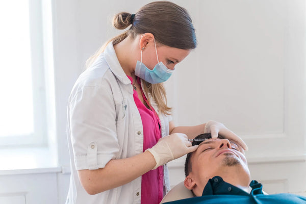 Kosmetisk sygeplejerske udfører Botox behandling