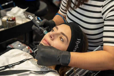 HydraFacial-behandling, hvor håndstykket føres hen over kundens pande