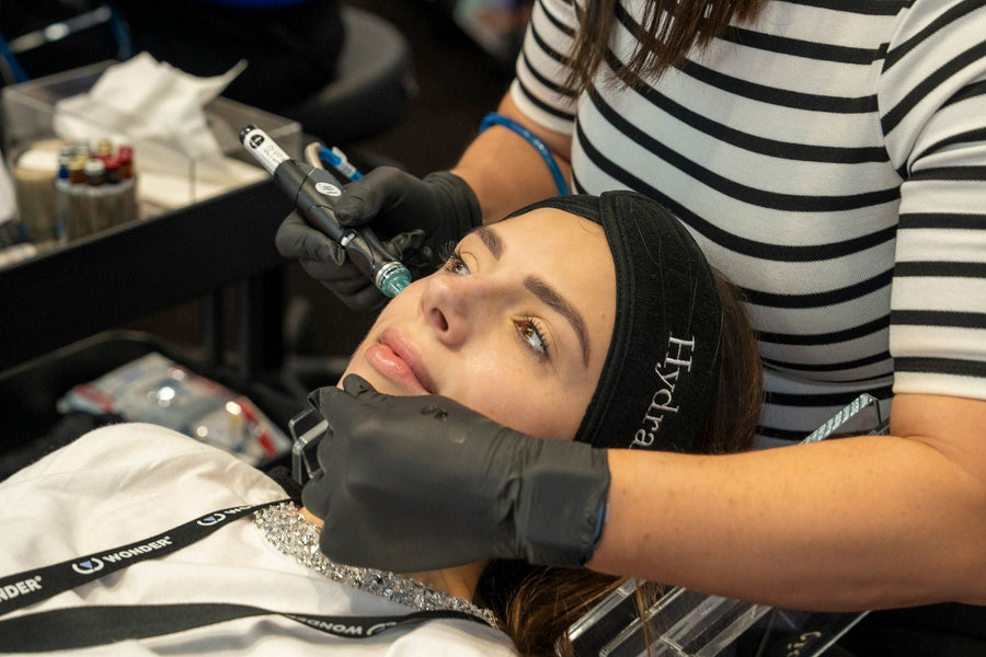HydraFacial-behandling, hvor håndstykket føres hen over kundens pande