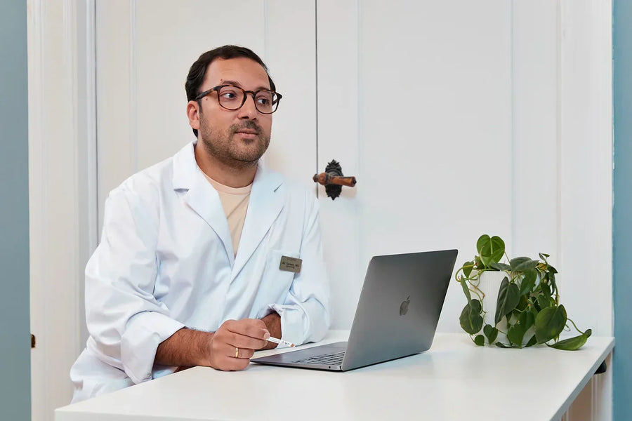 Læge fra Cosmo Laser ved skrivebordet i konsultationsrummet