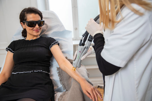 Laserbehandling hos Cosmo Laser: Kvinde får hårfjerning med avanceret laserteknologi.