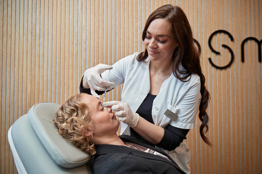 Kosmetisk behandling hos Cosmo Laser: Malou injicerer klient i panden.