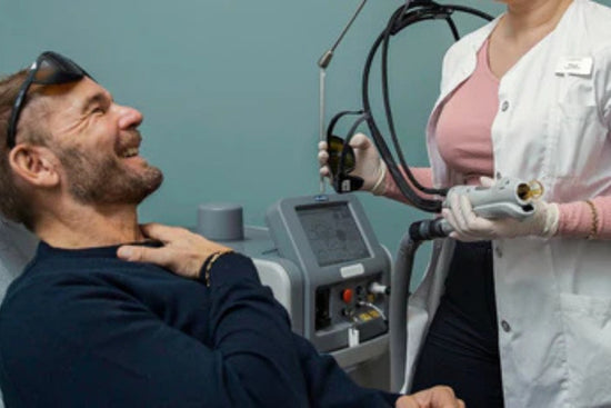 Afslappet mandlig klient modtager laserbehandling hos Cosmo Laser.