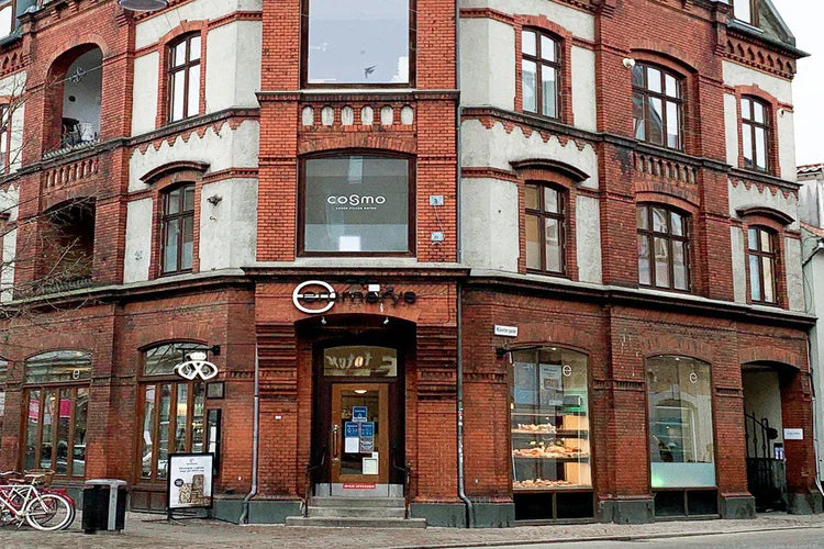 Cosmo Laser klinik i Aarhus. Moderne facade på hjørneejendom, klar til at byde dig velkommen til laserbehandling.
