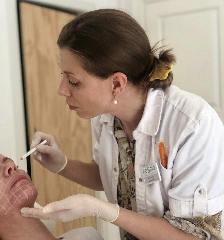 Sygeplejerske udfører Skinbooster behandling