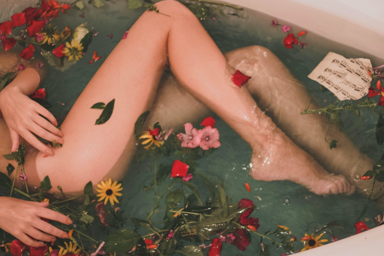 Kvinder ligger i badekar med sin ben