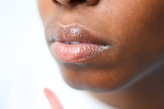 Billede med fokus på kvindes læber og mund